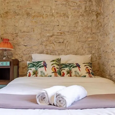 Charming - Parking, Fireplace, Baby Bed Feriehus