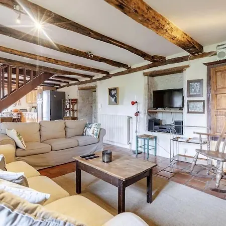 Charming - Parking, Fireplace, Baby Bed